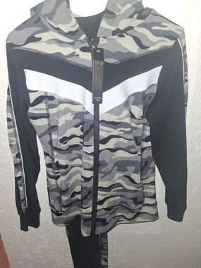 Camouflage 3pc Activewear Set Size S/M with Black Chevron Panel